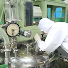 KAMIKAクリームシャンプーを作る釜をチェックする工場の職人