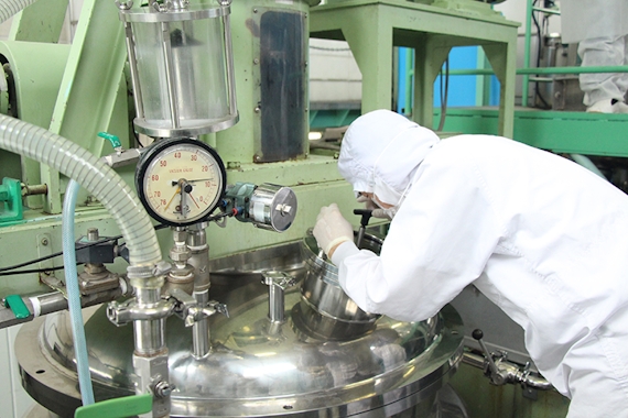 KAMIKAクリームシャンプーを作る釜をチェックする工場の職人