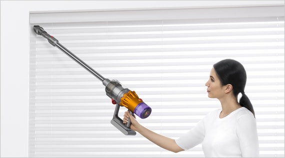 Dyson V15 Detect (SV22) を使用し、ブラインドカーテンんを掃除している様子。